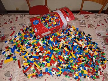 Centinaia di mattoncini tra Lego e compatibili