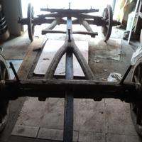 Carro antico a 4 ruote con timone parte di sotto