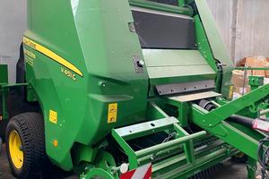 Rotopressa marca JOHN DEERE modello V451G a camera