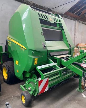 Rotopressa marca JOHN DEERE modello V451G a camera