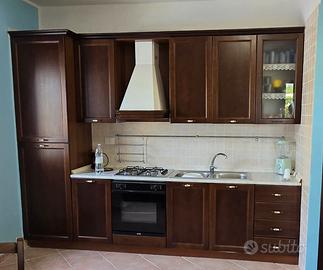 Cucina Classica in Vero Legno con Elettrodomestici