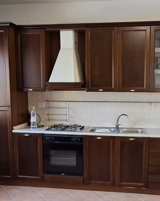Cucina Classica in Vero Legno con Elettrodomestici