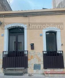 Casa indipendente con cortile ad Aci Catena