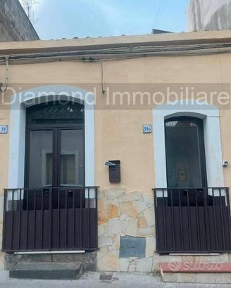 Casa indipendente con cortile ad Aci Catena