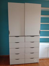 armadio bianco con ante scorrevoli e 10 cassetti 