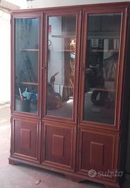 credenza in legno con ante vetrate