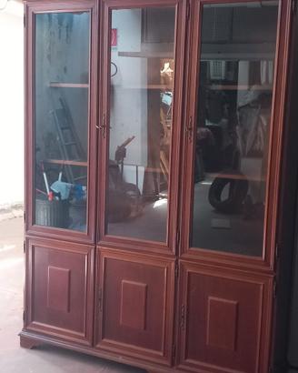 credenza in legno con ante vetrate