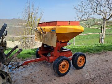 Spandiconcime con carrello 
