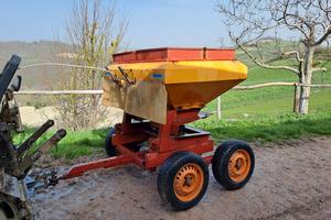 Spandiconcime con carrello 