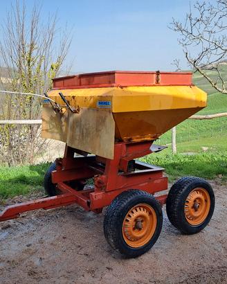 Spandiconcime con carrello 