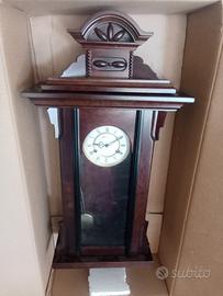 Orologio a pendolo  da parete . Meccanico