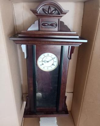 Orologio a pendolo  da parete . Meccanico