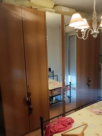 armadio più letto e comodini. 