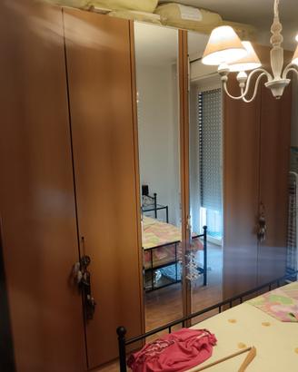 armadio più letto e comodini. 