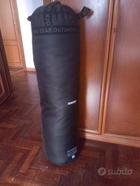 sacco da boxe con supporto a muro
