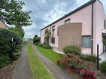 Splendida Villa libera su 4 lati composta da 2 uni