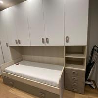 Cameretta con armadio a ponte e due letti