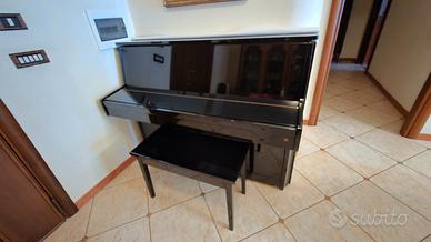 Pianoforte Kawai verticale nero lucido.