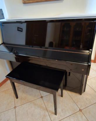 Pianoforte Kawai verticale nero lucido.