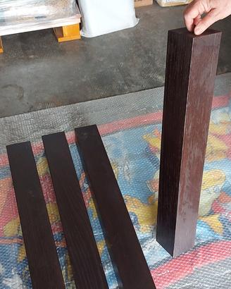 tavolo in legno scuro
