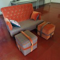 Divanetto artigianale puff e lampada tavolo anness