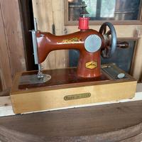 Autentica macchina da cucire Made in URSS