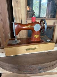 Autentica macchina da cucire Made in URSS