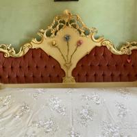 letto matrimoniale stile barocco e poltroncina