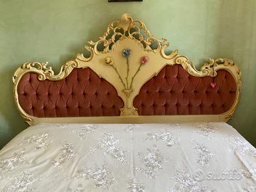 letto matrimoniale stile barocco e poltroncina