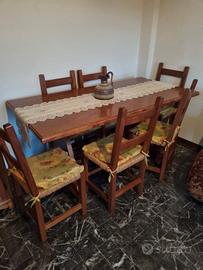 Tavolo con sedie in castagno