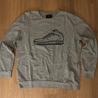 Felpa grigia con stampa sneakers