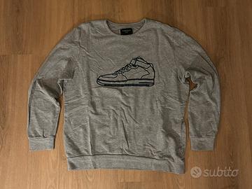 Felpa grigia con stampa sneakers