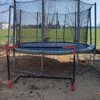 Tappeto elastico con porta da calcio