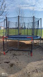 Tappeto elastico con porta da calcio