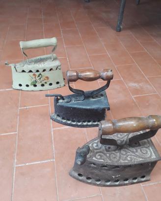 Antiquariato ferro da stiro antico