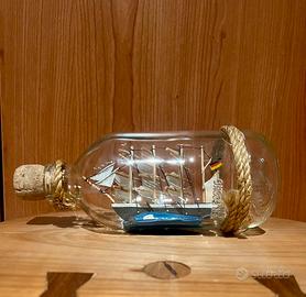 Nave in miniatura in bottiglia