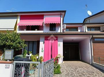 VILLA A SCHIERA A VIADANA