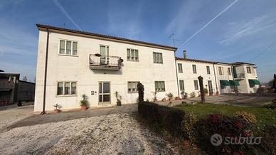 CASA AD ANGOLO CON DUE UNITA' ABITATIVE E AMPIO GI