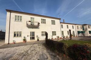 CASA AD ANGOLO CON DUE UNITA' ABITATIVE E AMPIO GI