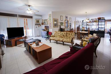 Ampio pentavano con terrazza e posto auto