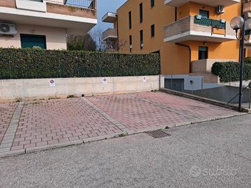 Tre posti auto esterni