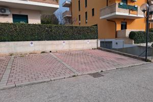 Tre posti auto esterni