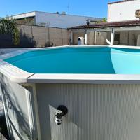 piscina con con struttura rigida