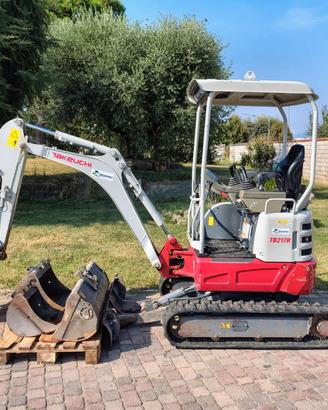 ESCAVATORE USATO TAKEUCHI TB217R ANNO 2021 SOLO 15