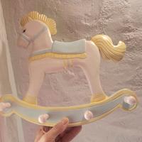 Appendiabiti a parete in legno a forma di cavallin