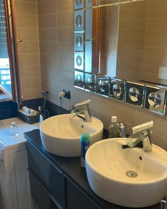 Bagno competo di specchio e luci