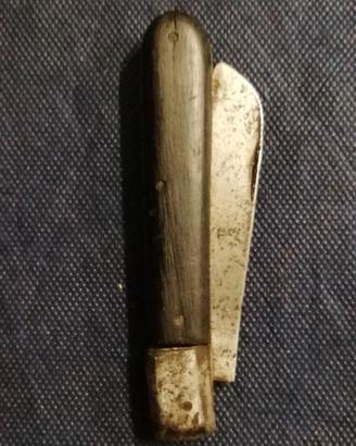 Coltellino con manico in legno nero