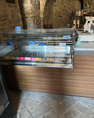 Vetrina pasticceria alimentari