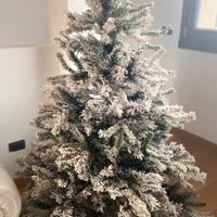 Albero di Natale innevato