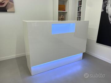 Bancone artigianale bianco lucido con LED